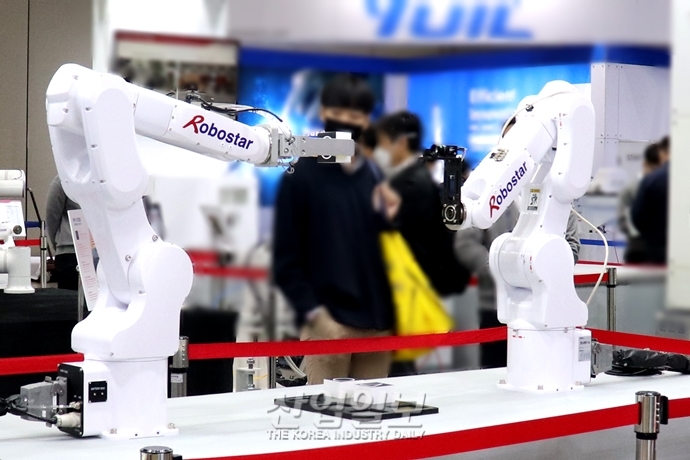 [포토뉴스]로보스타, 로보월드 2021에서 로봇과 함께 하는 제조현장의 효율화 제시