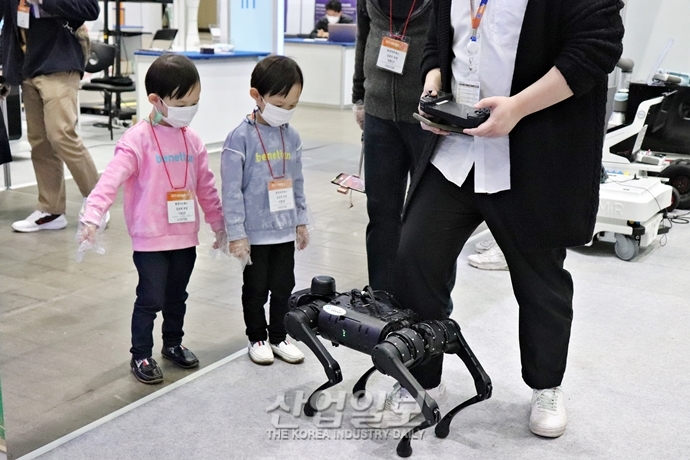 [포토뉴스] 로보월드 2021, ‘로봇 체험으로 꿈을 키워요’