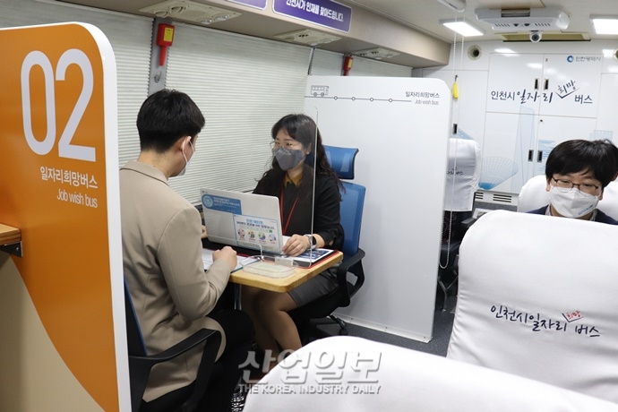 [포토뉴스] 구인·구직 상담 가능한 ‘일자리 버스’에 탑승하세요