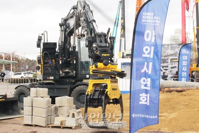 [포토뉴스] 제11회 한국국제건설기계전, ‘굴착기 성능 확인해 보세요’