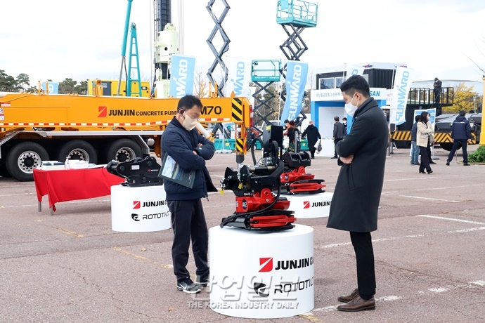 [포토뉴스] 추운 날씨 속 ‘제11회 한국국제건설기계전’ 찾는 발걸음 이어져