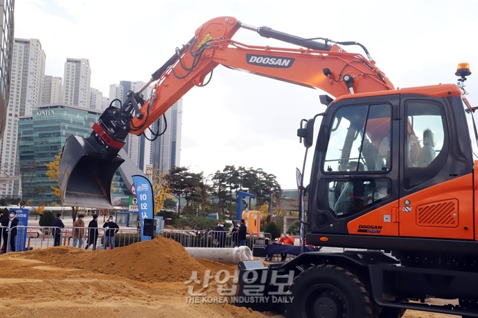 [포토뉴스] 추운 날씨 속 ‘제11회 한국국제건설기계전’ 찾는 발걸음 이어져