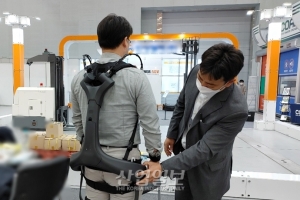[포토뉴스]웨어러블 로봇 입으면 작업 쉬워질까