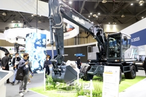 [포토뉴스] 시선 끄는 웅장한 건설중장비