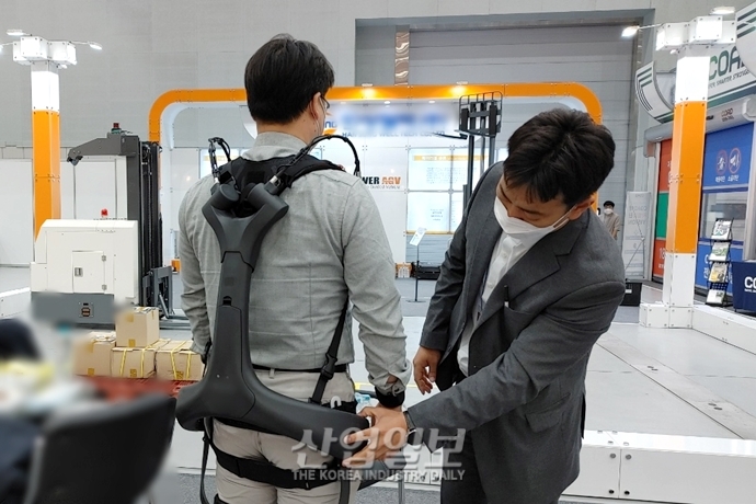 [포토뉴스]웨어러블 로봇 입으면 작업 쉬워질까