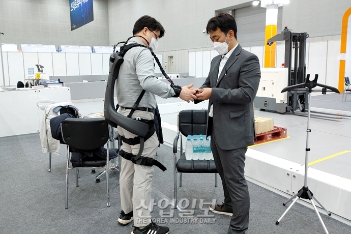 [포토뉴스]웨어러블 로봇 입으면 작업 쉬워질까