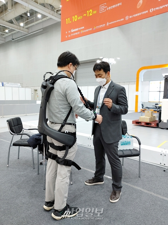 [포토뉴스]웨어러블 로봇 입으면 작업 쉬워질까