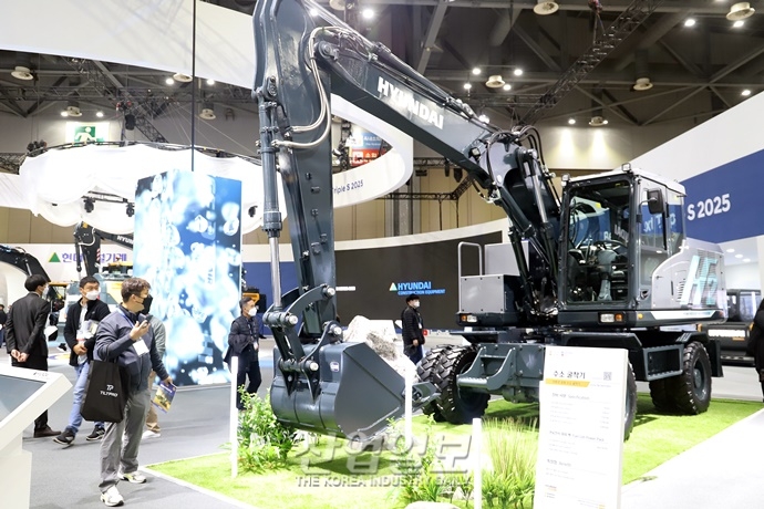 [포토뉴스] 시선 끄는 웅장한 건설중장비