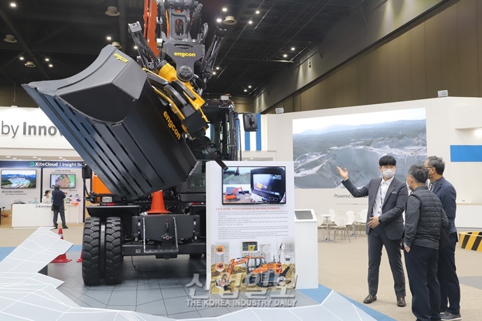 [포토뉴스] 시선 끄는 웅장한 건설중장비