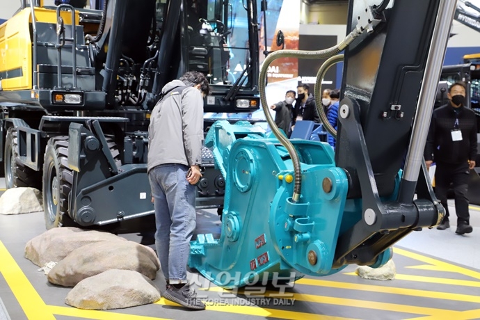 [포토뉴스] 시선 끄는 웅장한 건설중장비