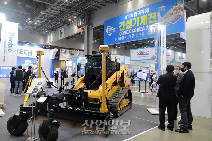 [포토뉴스] 시선 끄는 웅장한 건설중장비