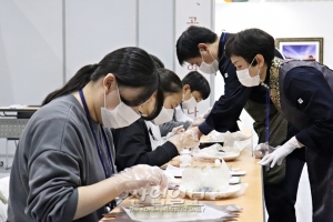 [하이코(HICO)] ‘전시회의 꽃’ 체험 프로그램에 집중한 관람객들