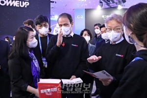 [포토뉴스] 스타트업들 살펴보는 韓-佛 장관들