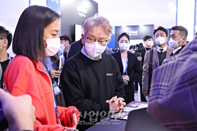 [포토뉴스] 스타트업들 살펴보는 韓-佛 장관들