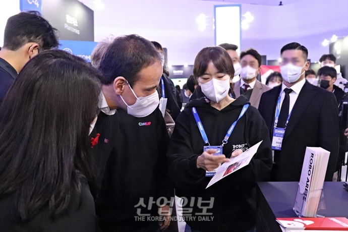 [포토뉴스] 스타트업들 살펴보는 韓-佛 장관들