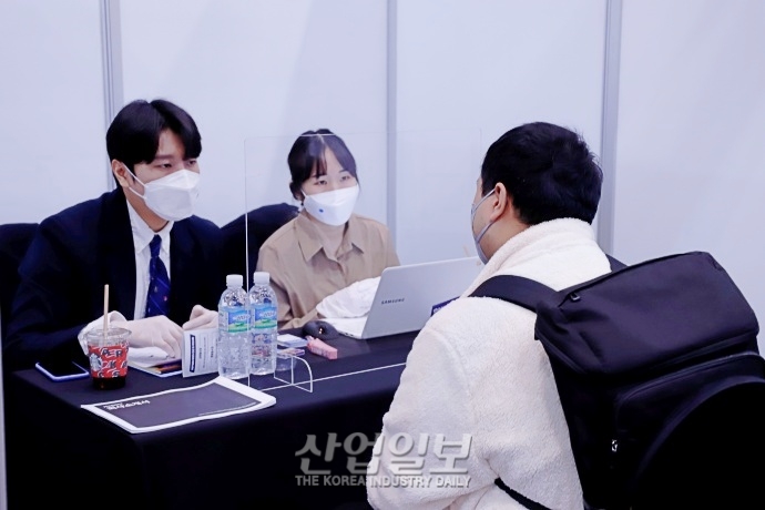 [포토뉴스] 중소기업 구인난 해소 및 구직자 취업 기회의 장 열려
