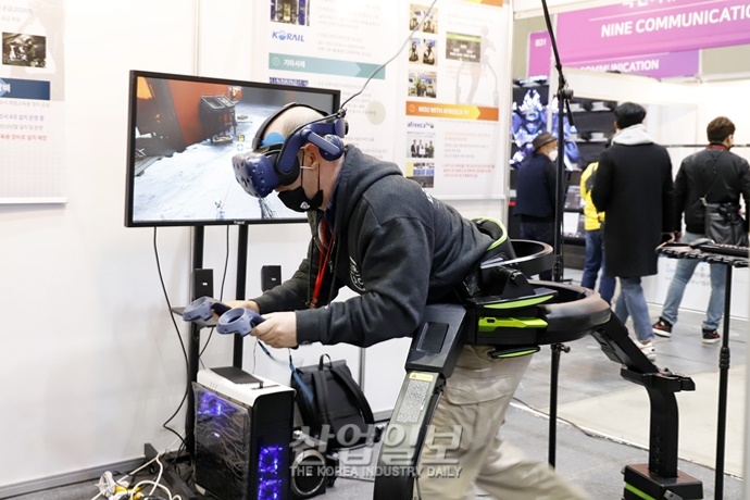 [포토뉴스] 메타버스 열풍 속 가상현실(VR) 체험 삼매경