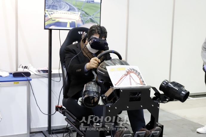 [포토뉴스] 메타버스 열풍 속 가상현실(VR) 체험 삼매경