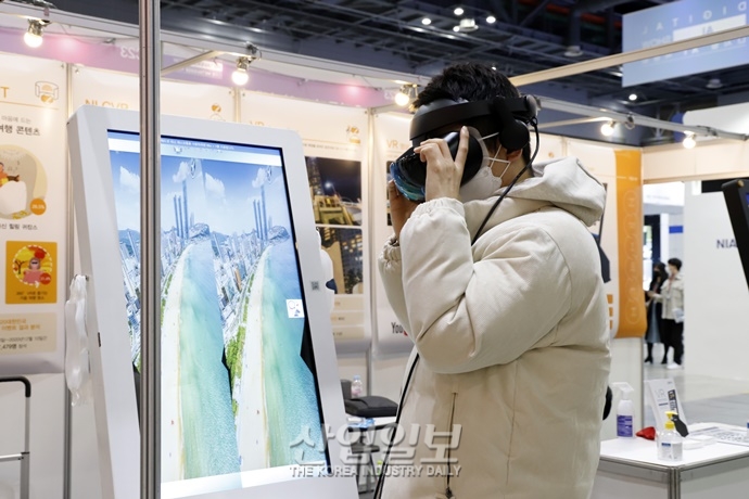 [포토뉴스] 메타버스 열풍 속 가상현실(VR) 체험 삼매경
