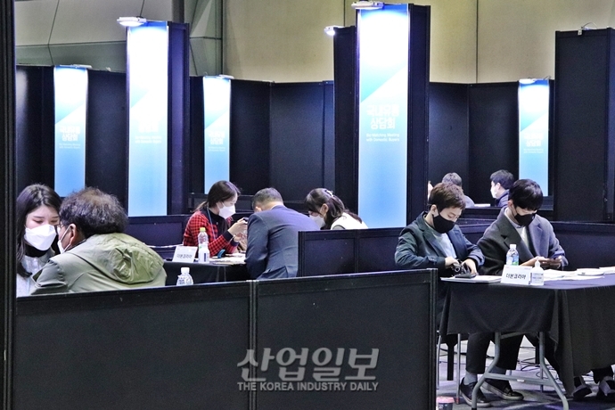 [포토뉴스] 국내·해외 바이어를 잡아라 ‘비즈매칭 상담회’