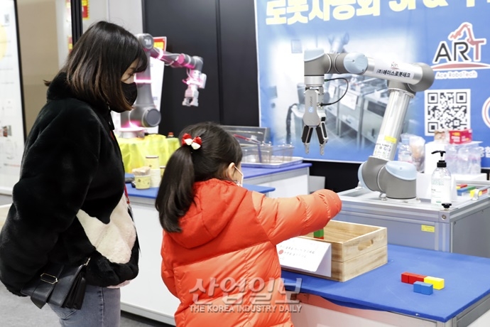 [포토뉴스] 소상공인·유통업계 디지털 전환 돕는 로봇·키오스크