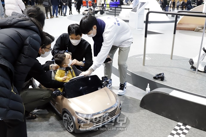 [포토뉴스] 미니카 운전, “저에게 맡기세요”