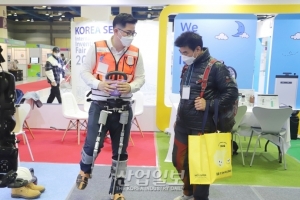[포토뉴스] 물품 운반 돕는 웨어러블 로봇
