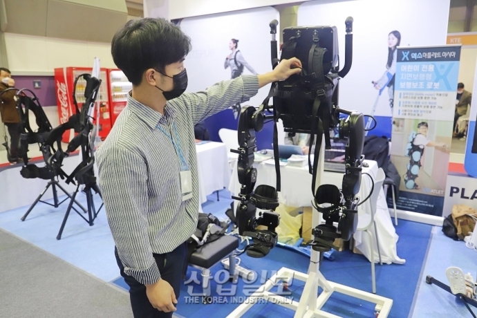 [포토뉴스] 물품 운반 돕는 웨어러블 로봇