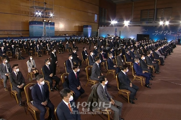 [포토뉴스] 제58회 무역의 날…삼성전자 1천100억불탑 수상