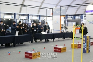 [포토뉴스] 드론 행사 체험 중인 참관객들