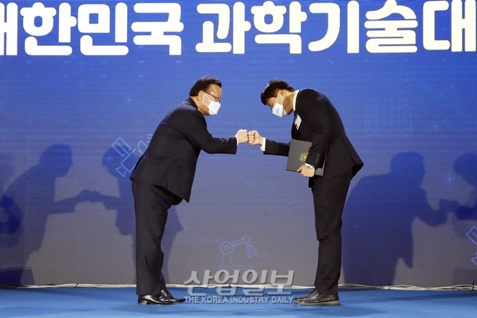 김부겸 국무총리 “한국 과학기술 투자 100조 원 시대, 정부·민간 합동의 힘”