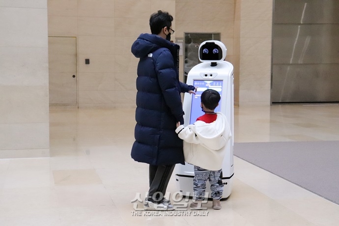 [사진으로 보는 산업뉴스] 박물관 누비는 안내 도우미, ‘로봇’