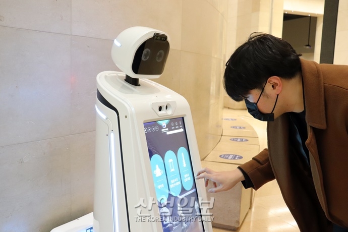 [사진으로 보는 산업뉴스] 박물관 누비는 안내 도우미, ‘로봇’