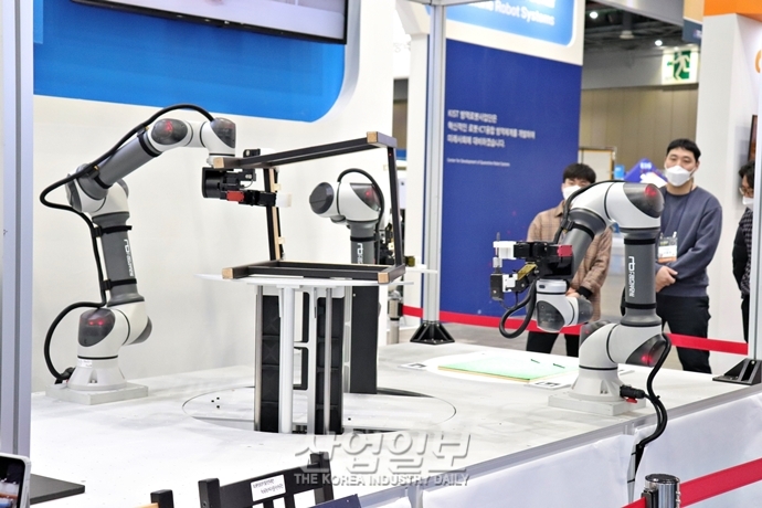 [포토뉴스] AI 기반 로봇 조립 기술, 설계도 보고 의자 조립 ‘뚝딱’