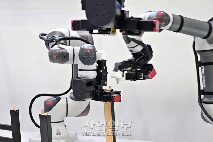 [포토뉴스] AI 기반 로봇 조립 기술, 설계도 보고 의자 조립 ‘뚝딱’