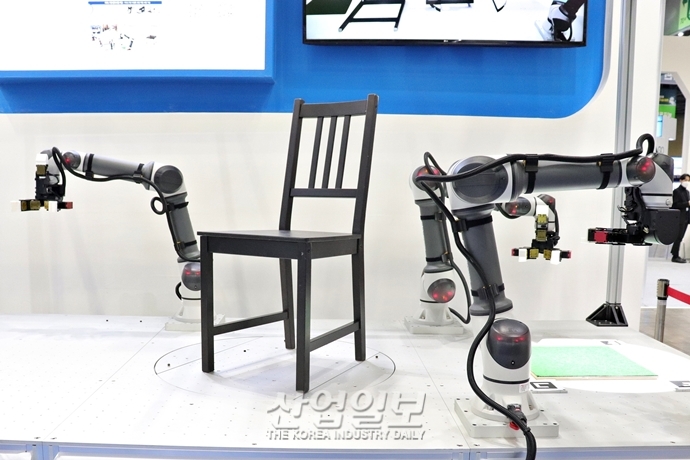 [포토뉴스] AI 기반 로봇 조립 기술, 설계도 보고 의자 조립 ‘뚝딱’