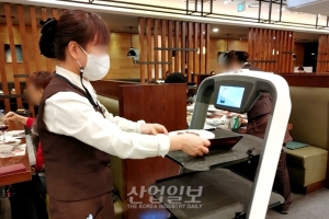 [포토뉴스] 로봇이 음식을 가져다주니, 신기해요”