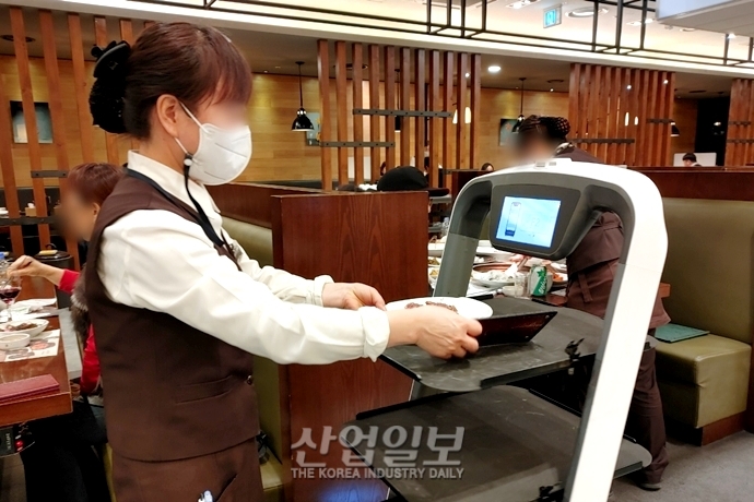 [포토뉴스] 로봇이 음식을 가져다주니, 신기해요”