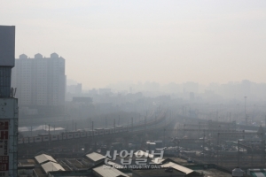 뿌연 서울 하늘…초미세먼지 위기경보 ‘관심’ 단계 발령