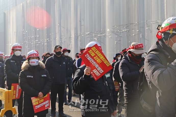 [포토뉴스] 중대재해처벌법 시행 첫 날, 건설노조 “법 강화하라”