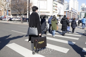 [포토뉴스] 설 명절 앞둔 퇴근길, ‘손은 무겁게 발걸음은 가볍게’