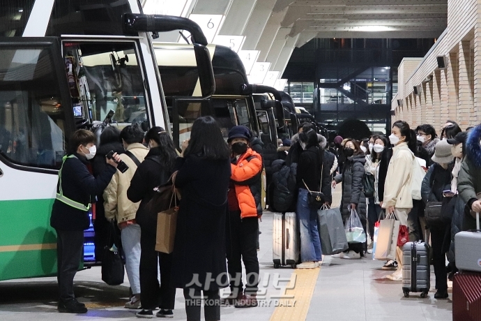 [포토뉴스] 붐비는 고속버스터미널, 코로나19 방역 '강화'
