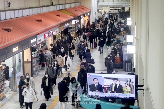 [포토뉴스] 붐비는 고속버스터미널, 코로나19 방역 '강화'