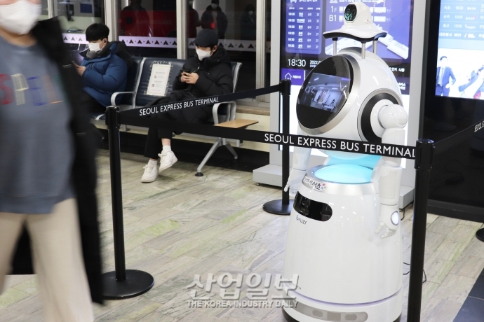 [포토뉴스] 붐비는 고속버스터미널, 코로나19 방역 '강화'