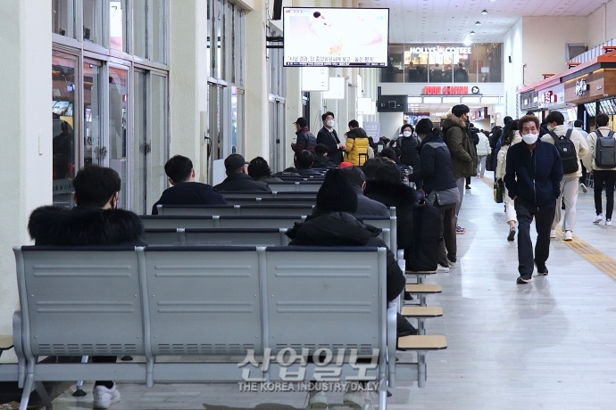 [포토뉴스] 붐비는 고속버스터미널, 코로나19 방역 '강화'