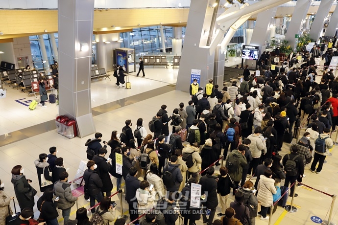 [포토뉴스] 김포공항, 설 앞두고 승객으로 북적