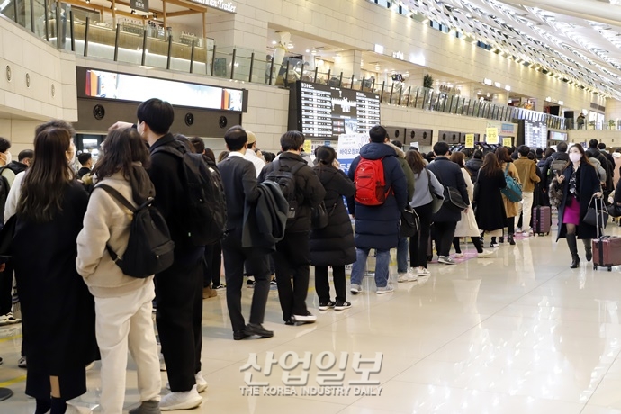[포토뉴스] 김포공항, 설 앞두고 승객으로 북적