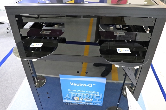 [포토뉴스] 반도체 공정에 사용하는 국산 배큠 로봇