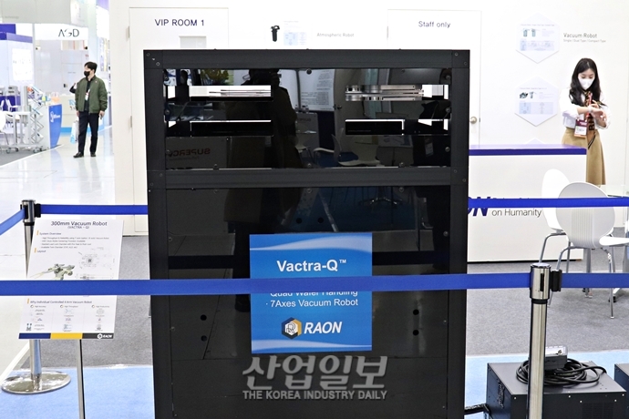 [포토뉴스] 반도체 공정에 사용하는 국산 배큠 로봇