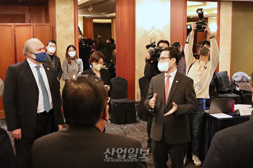 [포토뉴스] 러시아-우크라이나 사태 긴장 속 공급망 리스크 협력 논의